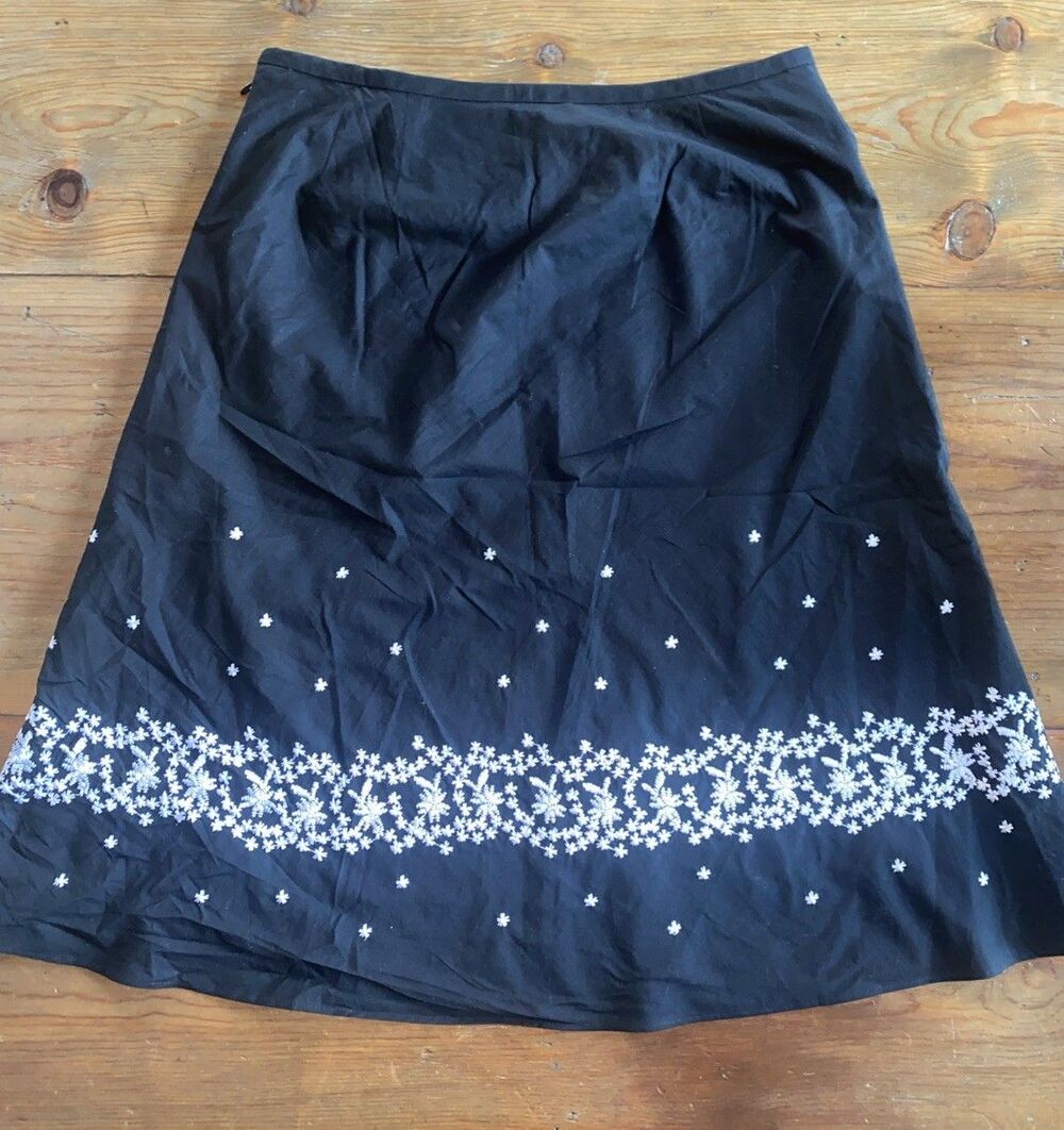 Ann Taylor Women’s Size 6 Black Skirt White Floral Embroidery Lined EUC